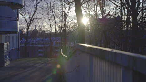 Geländer-Auf-Ruddhamsbacken,-Stockholm,-Schweden,-Sonnenuntergang