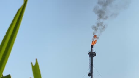 Der-Schornstein-Einer-Gasanlage-Verbrennt-Gase-Und-Erzeugt-Dicken-Schwarzen-Rauch