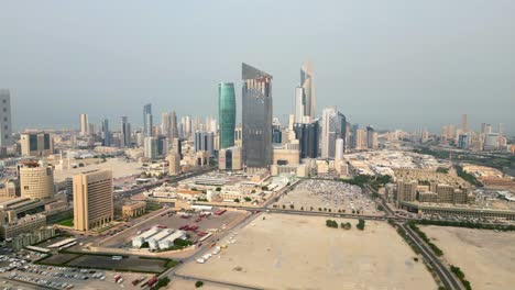 Luftaufnahme-Von-Hohen,-Modernen-Wolkenkratzern-Und-Büros-Aus-Glas-In-Der-Stadt-Kuwait