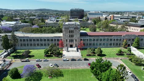 Drone-shot-of-University-of-Queensland-UQ-St-Lucia,-drone-pull-away-shot-UQ's-Great-Court-and-Forgan-Smith-Building