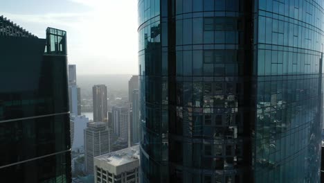 Toma-Aérea-Ascendente-Del-Rascacielos-&#39;the-One&#39;-De-Brisbane-Con-Otros-Edificios,-Río-Y-Brisbane-Cbd-Visibles-En-El-Fondo