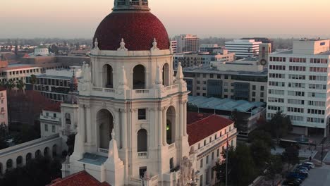 Fassadenaufgang-Des-Rathauses-In-Pasadena,-Kalifornien-Bei-Sonnenuntergang,-Filmische-Aussicht