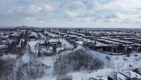 Vista-Aérea-De-Una-Comunidad-Suburbana-En-Calgary,-Alberta-En-Invierno