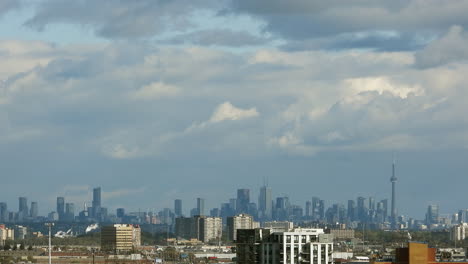Zeitraffer-Der-Stadtansicht-Von-Toronto,-Kanada,-Mit-Wolken,-Die-Sich-Im-Wind-Bewegen