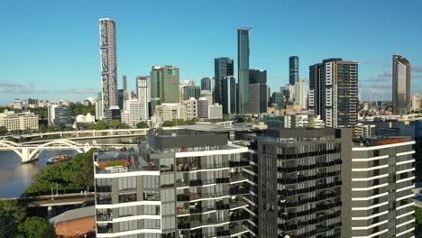 Experimente-La-Impresionante-Belleza-De-Brisbane-Con-Esta-Toma-De-Drones-De-Dos-Edificios-De-Apartamentos-En-El-Extremo-Oeste,-Contra-El-Icónico-Horizonte-De-La-Ciudad-Y-El-Río,-Tomada-Al-Mediodía-Con-Un-Cielo-Azul-Claro