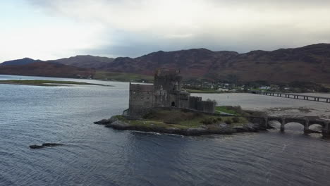 Castillo-De-Eilean-Donan-En-Una-Pequeña-Isla-En-Loch-Duich-Y-Ardelve-Escocia