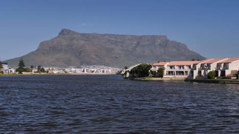 Cape-town-and-Table-Mountain-seen-from-Woodbridge-Island,-South-Africa