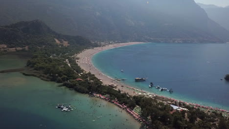 Luftaufnahme-Des-Sandigen-Isthmusstrandes-Im-Mittelmeer-Der-Südlichen-Türkei