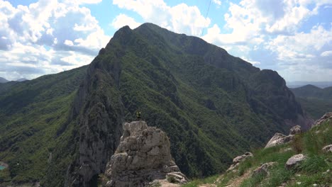 Einsamer-Tourist-Auf-Felsformation,-Lake-Bovilla,-Albanien