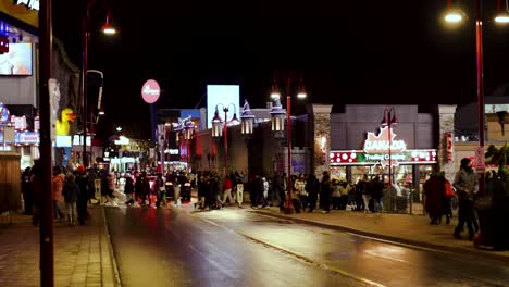 Neujahr-In-Niagara,-Straße-Voller-Menschen-In-Der-Nacht,-Casino-Verbündeter-Mit-Menschen-Im-Winter,-LED-Lichter,-Helle-Lichter,-Straße-Voller-Menschen,-Niagarafälle,-Kanada