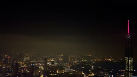 Eine-Luftaufnahme-Der-Stadt-Mit-Vollständig-Beleuchteten-Wolkenkratzern-Und-Anderen-Gebäuden