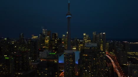 CN-Tower-Und-Die-Skyline-Von-Toronto-Bei-Nacht-Aus-Der-Vogelperspektive