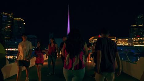 Gruppe-Von-Touristen,-Die-Nachts-Entlang-Der-Frauenbrücke-In-Puerto-Madero,-Buenos-Aires,-Argentinien,-Spazieren