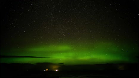 Aurora-Borealis,-Nordlichter-Am-Wunderschönen-Nachthimmel-Im-Schottischen-Hochland-In-Der-Nähe-Von-Inverness