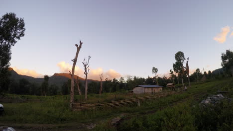 Lapso-De-Tiempo-De-Nubes-Moviéndose-Sobre-La-Aldea-De-Timor-Oriental-Mientras-Cae-La-Noche