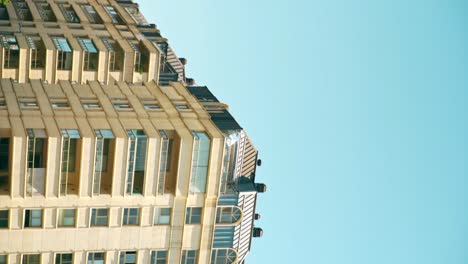 Vertikale-Ansicht-Einiger-Balkone-Eines-Luxusapartments-In-Puerto-Madero-Mit-Wehender-Argentinischer-Flagge