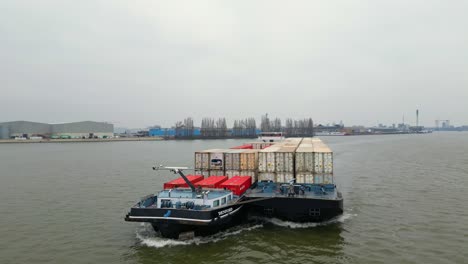 29.-Januar-2023-–-Luftaufnahme-Des-Frachtschiffs-Denford,-Das-Gemeinsam-Mit-Einem-Lastkahn-Container-Entlang-Der-Oude-Maas-Transportiert