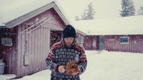 Porträt-Eines-Bärtigen-Kaukasiers,-Der-An-Einem-Verschneiten-Wintertag-Handschuhe-Trägt