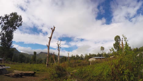 Zeitraffer-Von-Wolken,-Die-über-Die-Hügel-In-Osttimor-Ziehen,-Während-Menschen-Herumlaufen