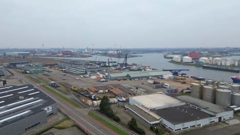 Vista-Aérea-De-La-Terminal-Portuaria-Industrial-En-Dordrecht