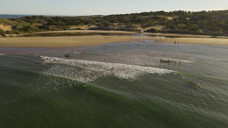 Kajaks-Verlassen-Das-Ufer-Und-Betreten-Das-Meerwasser-Des-Playa-Grande-Beach-In-Uruguay