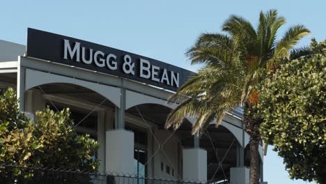 Mugg-and-Bean-coffee-shop-at-mall-in-Cape-town-on-breezy,-sunny-day