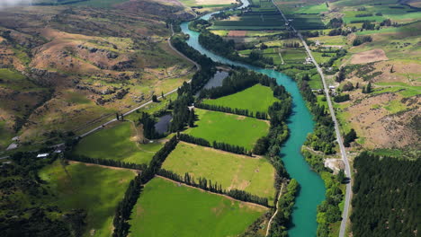Ruhiges-Blaues-Wasser-Des-Clutha-River,-Mata-Au-In-Der-Nähe-Des-Pinders-Pond-Freedom-Camping-Ground-In-Otago,-Neuseeland