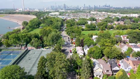 Drohne-Kreist-über-Tennisplätzen-Am-Strand-Des-Lake-Ontario-In-Der-Nähe-Von-Toronto