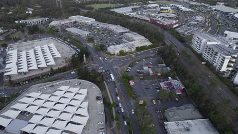 Überdachte-Parkplätze-Auf-Gebäudedächern-Im-Stadtzentrum-Von-Robina-Im-Vorort-Robina-In-Australien