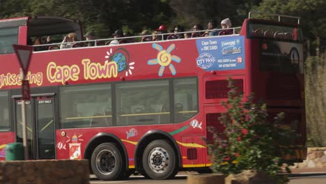 Pan-A-La-Izquierda-Con-Un-Autobús-Turístico-Rojo-De-Dos-Pisos-Que-Pasa-Por-Ciudad-Del-Cabo,-Rsa