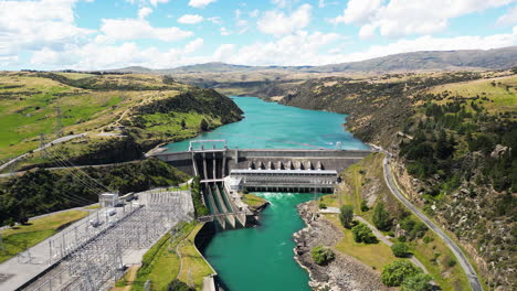 Represa-Hidroeléctrica-De-Roxburgh-En-El-Río-Clutha-Nueva-Zelanda-Produce-Energía-Verde,-Vista-Aérea