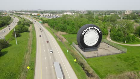 „Der-Große-Reifen“,-Uniroyal-Reifen-In-Detroit,-Michigan,-Allen-Park-Michigan-An-Der-Interstate-94