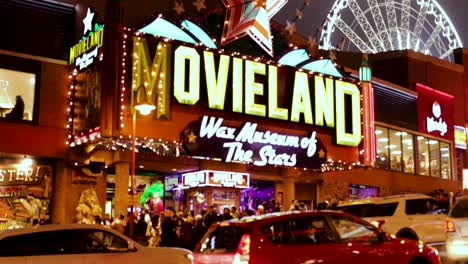 Moviland-Gewachste-Museumsfassade,-Straße-Voller-Menschen-In-Der-Nacht,-Casino-Verbündeter-Mit-Menschen-Im-Winter,-LED-Lichter,-Helle-Lichter,-Straße-Voller-Menschen,-Neujahr,-Niagarafälle,-Kanada