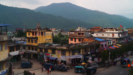 Zeitraffer-überfüllte-Straßen-In-Den-Nepalesischen-Straßen-Von-Hetuada-An-Einem-Bewölkten-Tag