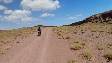 Sicht-Eines-Fahrers,-Der-Lokale-Motorradfahrer-Im-Atlasgebirge,-Marokko,-überquert