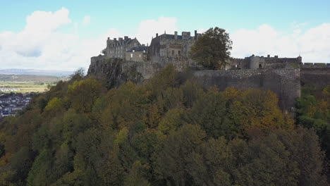 Luftflug-Zum-Sterling-Castle-Auf-Bewaldeten-Felsklippen-In-Schottland
