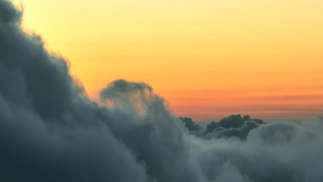 Bunter-Orangefarbener-Himmel-Hinter-Dichten-Wolken-Kurz-Vor-Sonnenaufgang,-Parallaxen-Drohnenaufnahme