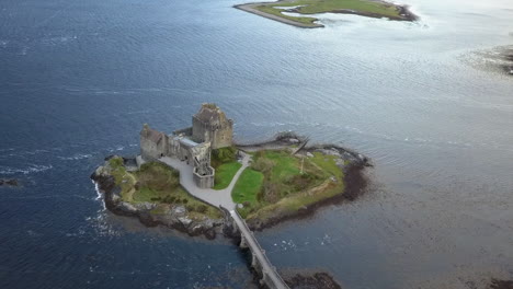 Luftaufnahme-Von-Eilean-Donan-Castle-Auf-Einer-Kleinen-Insel-Im-Loch-Duich