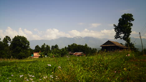Timelapse-De-La-Sombra-De-Las-Nubes-Moviéndose-Sobre-Un-Campo-Verde-En-Nepal