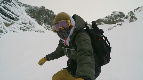 Snowboard-Masculino-En-Una-Pista-De-Esquí-Blanca-En-Invierno