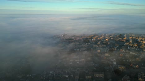 Filmische-Luftaufnahmen-Eines-Nebligen-Morgens,-Luftaufnahmen-über-Einer-Kleinen,-Wunderschönen-Stadt
