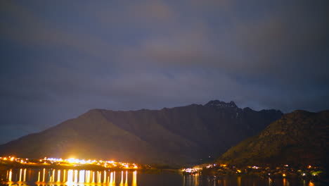 Nubes-Moviéndose-Sobre-Los-Comienzos-De-La-Noche-En-La-Isla-Sur-De-Nueva-Zelanda