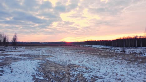 Wintergelände,-Schneebedeckte-Blaue-Stunde-An-Den-Ufern-Von-Daugavgriva,-Lettland.-Antenne