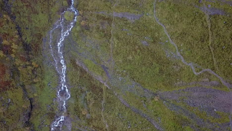 Vertikale-Luftaufnahme:-Wanderweg,-Der-Sich-Entlang-Eines-Steilen-Flusstals-Schlängelt