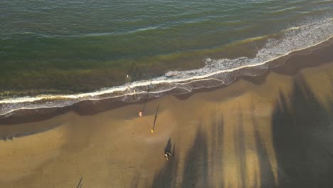 Zeitlupenaufnahme-Einer-Familie,-Die-Den-Strand-Von-Playa-Grande-In-Uruguay-Bei-Sonnenuntergang-Genießt