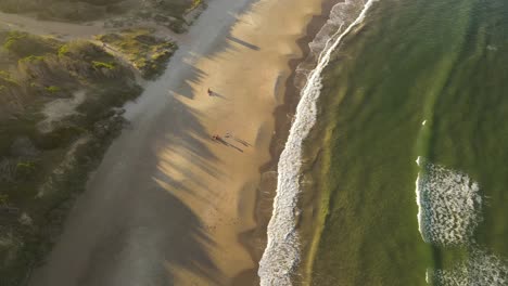 Familientag-Am-Strand-Von-Playa-Grande-Mit-Spielenden-Kindern-Bei-Sonnenuntergang,-Uruguay