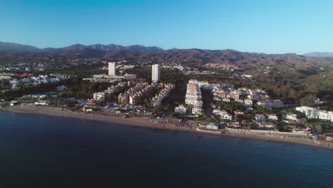Luftaufnahmen,-Die-Sich-Seitwärts-In-Der-Nähe-Der-Küste-Von-Cabopino,-Andalusien,-Spanien-Bewegen