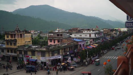 Schwenkaufnahme-Einer-Belebten-Straße-In-Einer-Nepalesischen-Stadt-An-Einem-Bewölkten-Tag