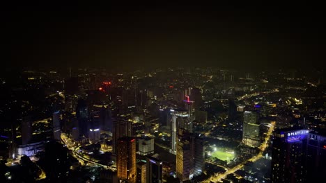 Luftaufnahme-Der-KL-Towers,-Die-Nachts-Die-Stadt-überblicken