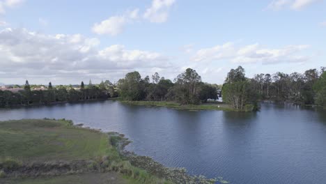 Malerische-Mudgeeraba-Creek-Im-Hinterland-Der-Goldküste-Von-Queensland,-Australien,-Tagsüber-Umgeben-Von-üppiger-Landschaft